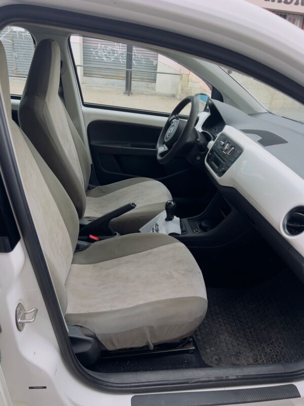 Volkswagen High UP! 1.0 MPI - Image 10
