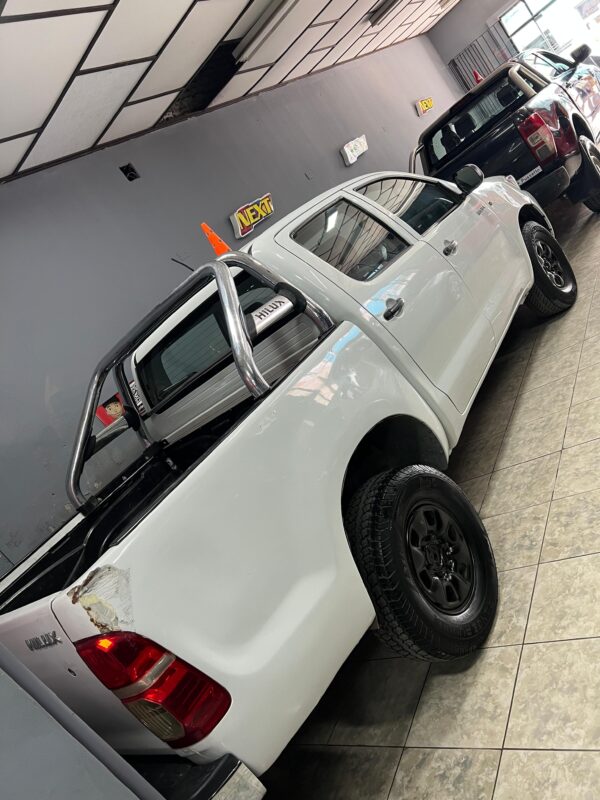 Toyota Hilux 4X4 DX Pack 2.5 TDI - Image 3