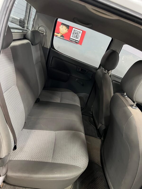 Toyota Hilux 4X4 DX Pack 2.5 TDI - Image 5